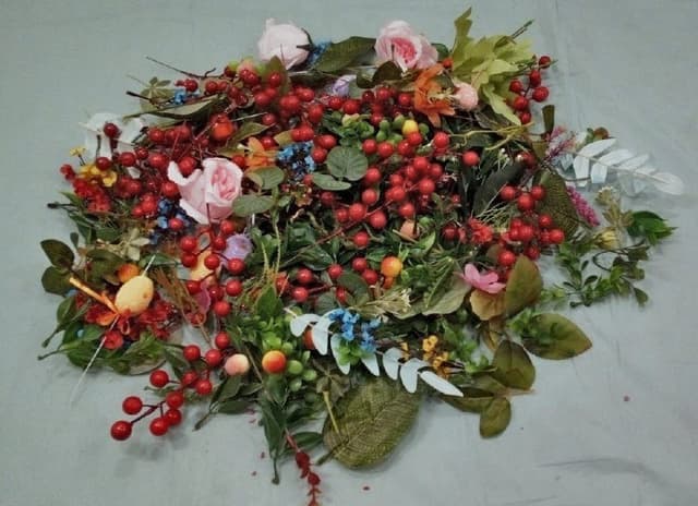 Набор расходников для творчества: цветы, листья, ягоды, веточки, пасхальные яйца