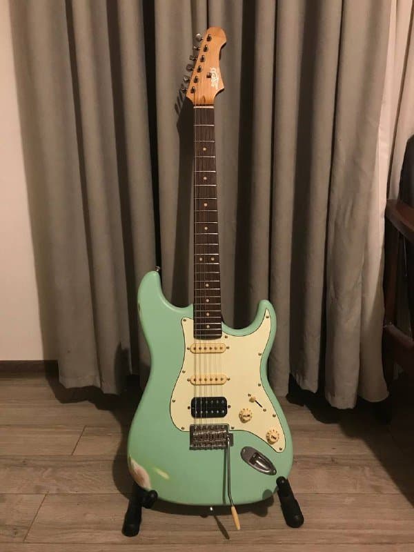 Гитара JET JS-400 Relic с кейсом, ремнем и стойкой 1