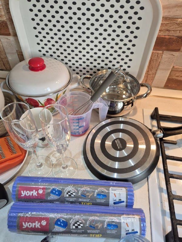 Вещи и посуда для дома: кастрюли, сковорода, венчик, бокалы, поднос, мерный стакан, терка, пластиковые миски, кружка, кассеты для швабры 4