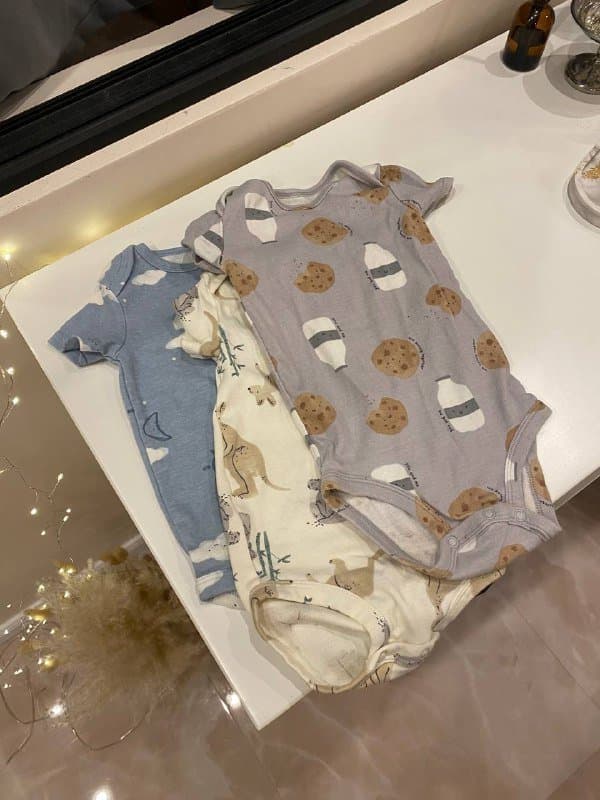 пакет детской одежды до 75 см: бодики, слипы, штанишки, свитшот, шапочки, лонгслив 3