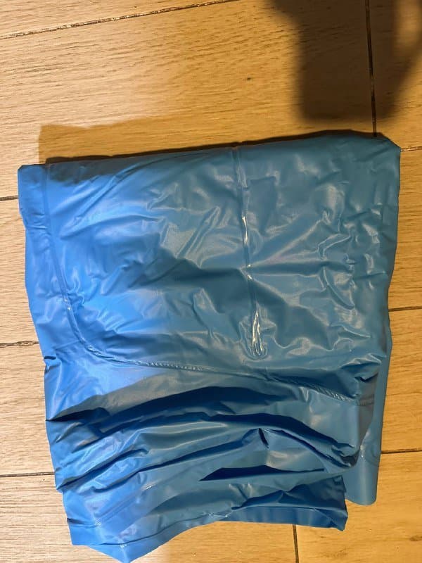 Книги, приспособление для мытья окон, надувной матрас, одноразовые шапочки, футляр для очков, магниты алфавиты и цифры, фартук 4