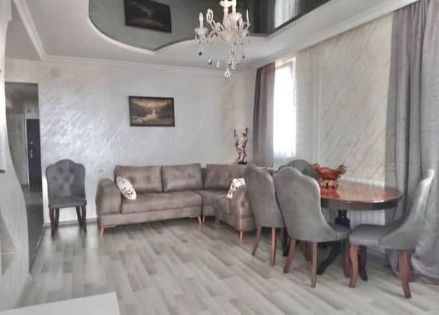 3-комнатная квартира с 2 спальнями в Батуми, аренда на год