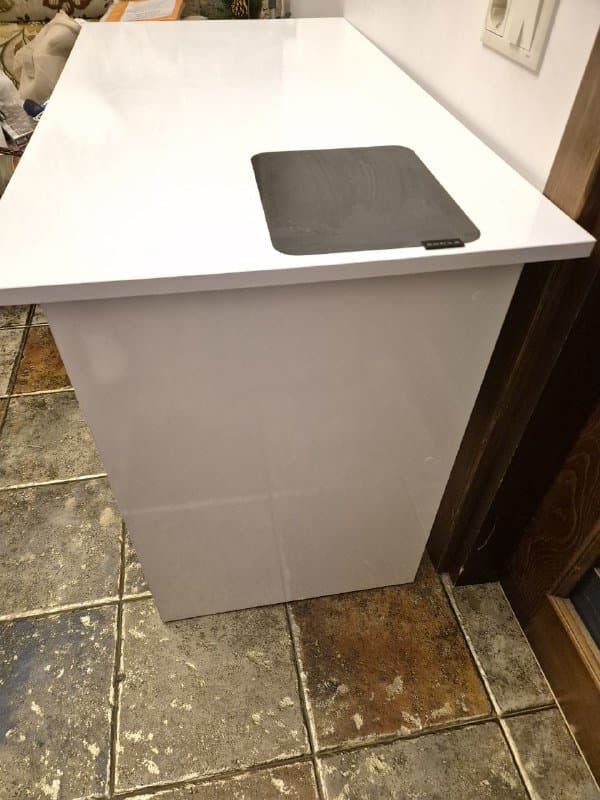 рабочий стол и пластмассовая полка