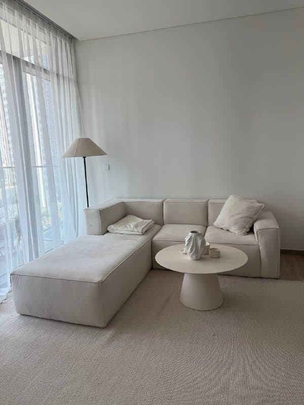 Угловой диван светлый бежевый стиль минимализм