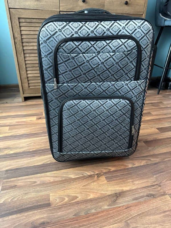 Большой вместительный чемодан на колесиках