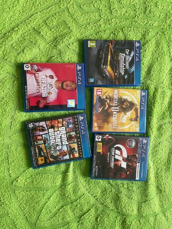 PlayStation 4 slim с проводами и играми 9