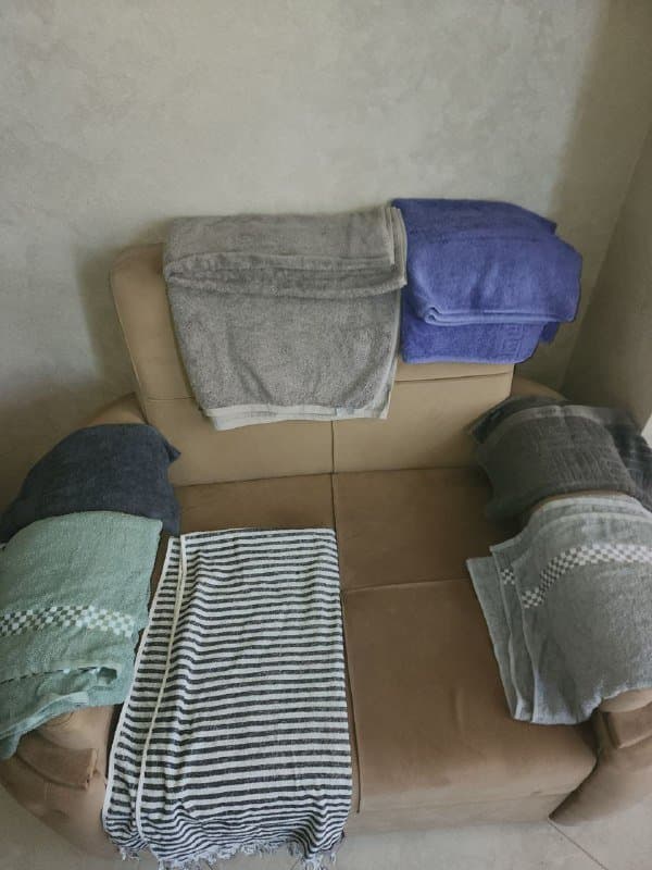 Полотенца, пакеты с постельным бельём