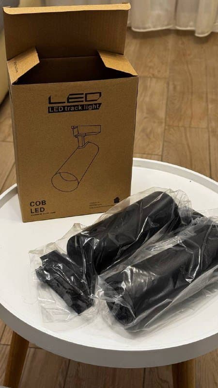 Два потолочных спота на рельсах холодного белого света