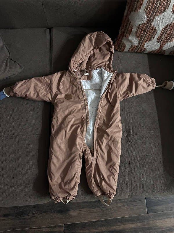 Детский демисезонный комбинезон с варежками и пинетками