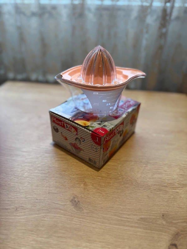 таблетки и соль для посудомойки, лимоновыжималка, бутылки с крышкой