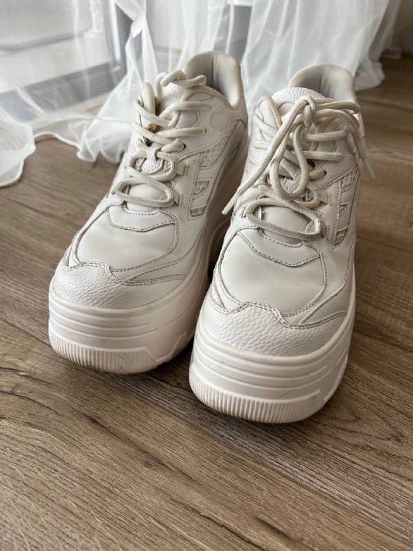 Белые кроссовки на платформе Bershka