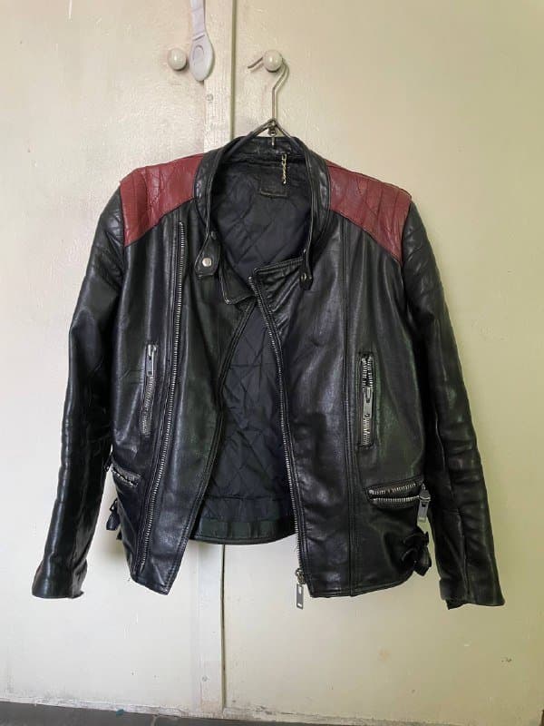 Куртка кожаная, жилетка бордовая, женский костюм серый 1