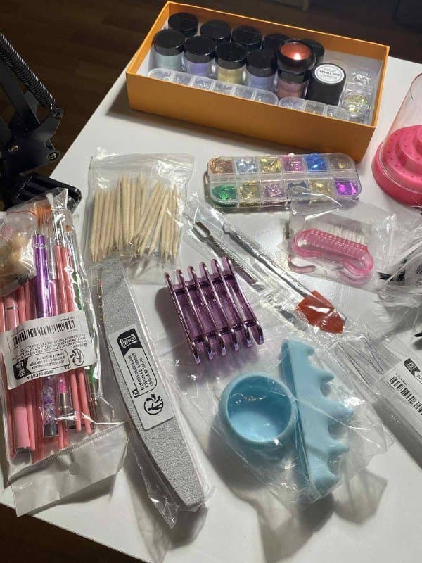 Набор для ногтей с лаковыми покрытиями и инструментами