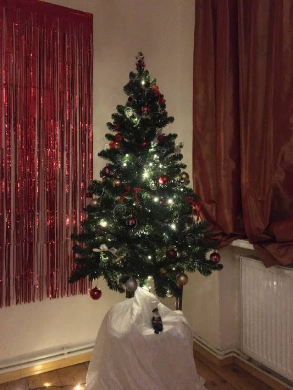 Искусственная елка с игрушками и длинной гирляндой 1