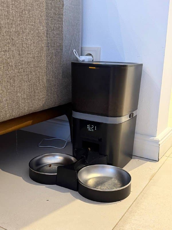 Стол деревянный, лампа напольная, кольцевая лампа, кресло кожаное и компьютерное, тумбочка, автокормушка и автопоилка для кошек, монитор, зеркало в полный рост 7