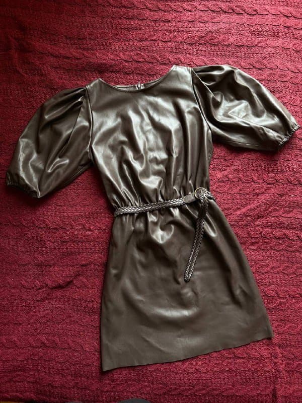 Пиджак серый, кофта бирюзовая, платье кожаное, юбка бордовая 4