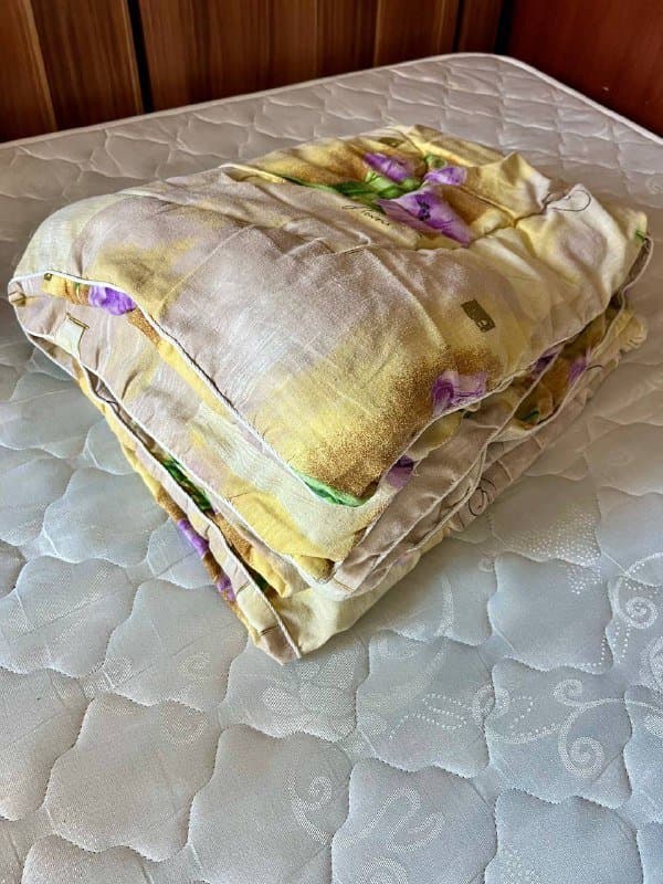 Одеяло теплое синтетическое, подушка, комплекты постельного белья 1