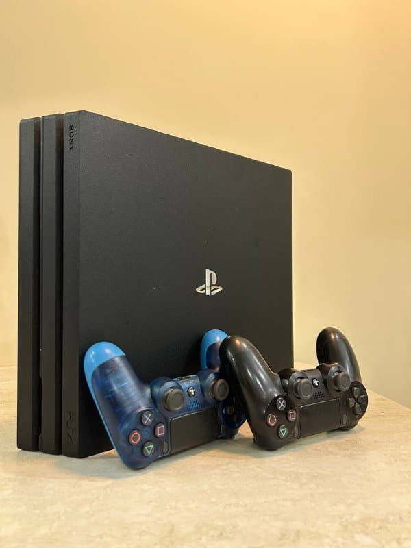 PlayStation 4 Pro с двумя джойстиками, MacBook Air