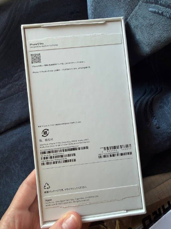 коробки от iPhone 17 Pro, MacBook Air M4 4