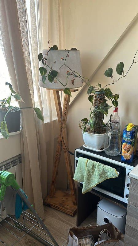 Большой торшер с деревянным основанием