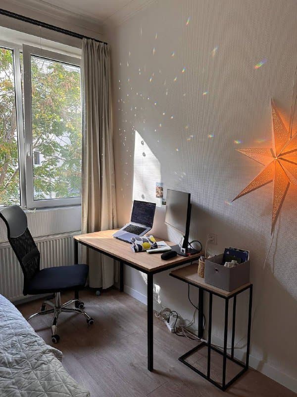 Стол, стул и кофейный столик рабочее место