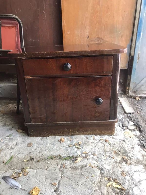 Комод, тумбочки, столик, стулья, зеркало, хрустальные вазы, старые счёты