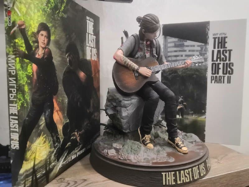 Фигурка из игры Одни из Нас 2, 2 артбука 2