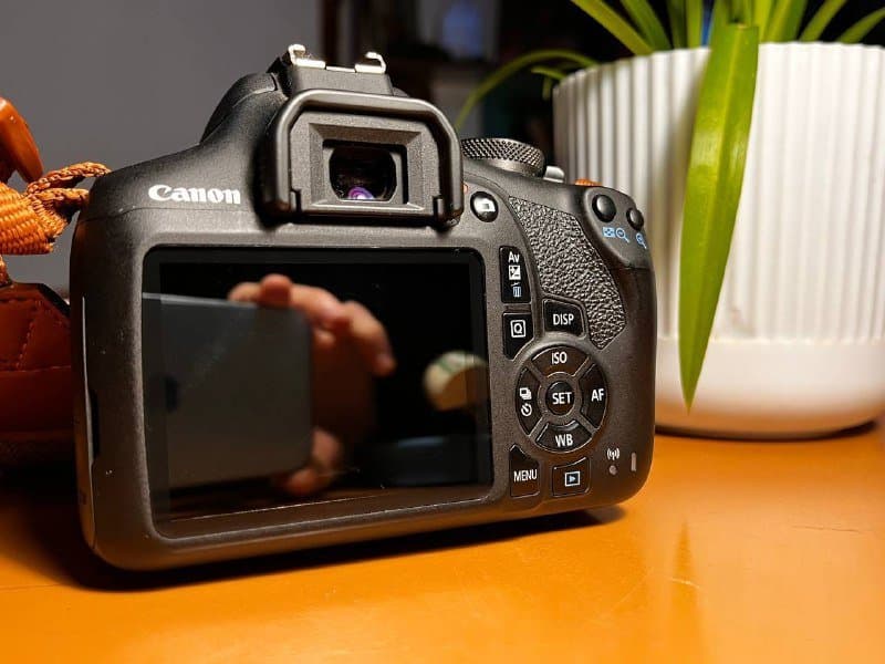 Canon EOS 2000D камера с объективом и аксессуарами 3