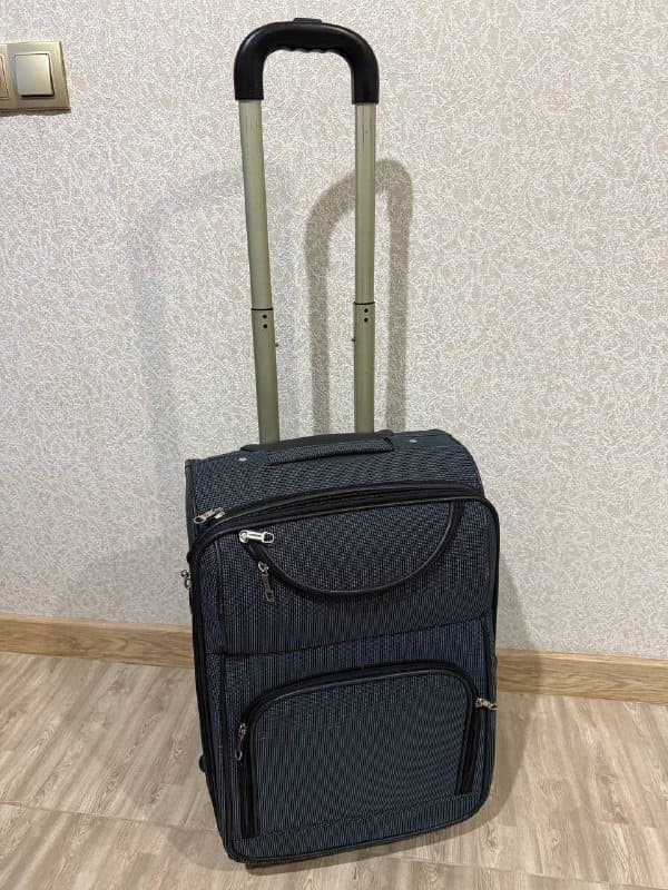 Тканевый чемодан на колёсах