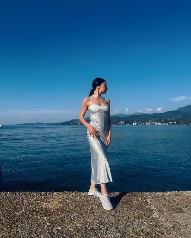 Серебристое сатиновое платье, Голубое вязаное платье с открытой спиной