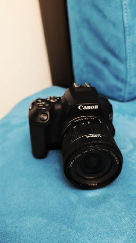 Canon EOS 250D, объектив EF-S 18-55mm, ремень, зарядка, SD 16 ГБ