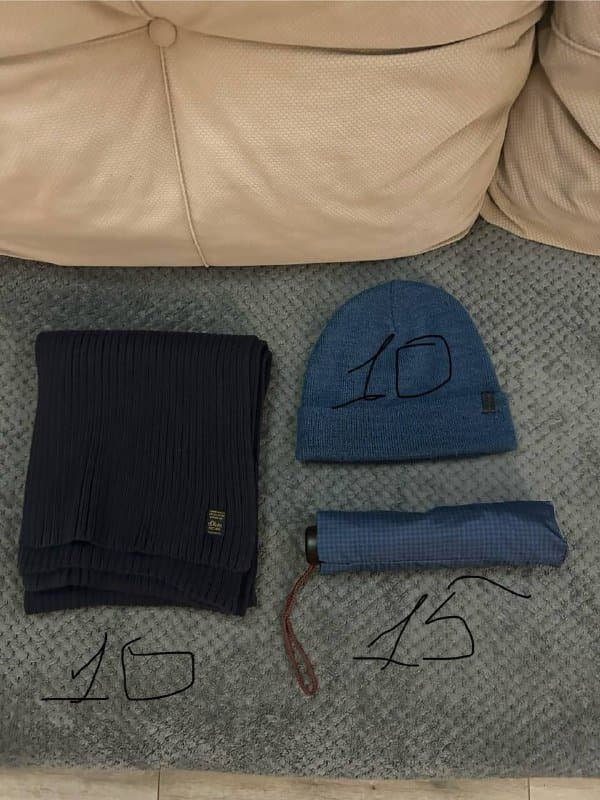 Коврики, корзина, ножницы, вешалки, жакеты, шапка, тарелки, весы 7