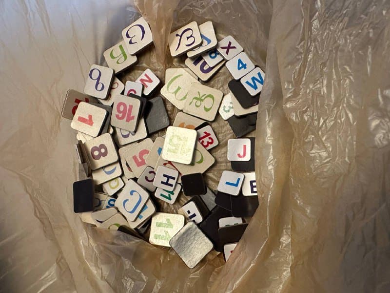 Книги, приспособление для мытья окон, надувной матрас, одноразовые шапочки, футляр для очков, магниты алфавиты и цифры, фартук 7