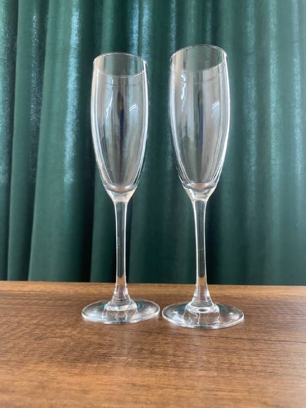 Набор посуды: бокалы, рюмки, стаканы, чашки, тарелки, контейнеры