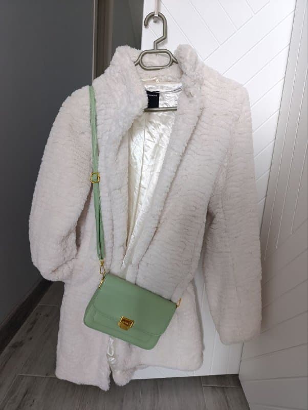 Шубка, сумка, кухонная утварь, простынь, полотенце, шампунь, обогреватель, плед, массажер, щётка, расчески, держатель для телефона, карандаши, свечи 1