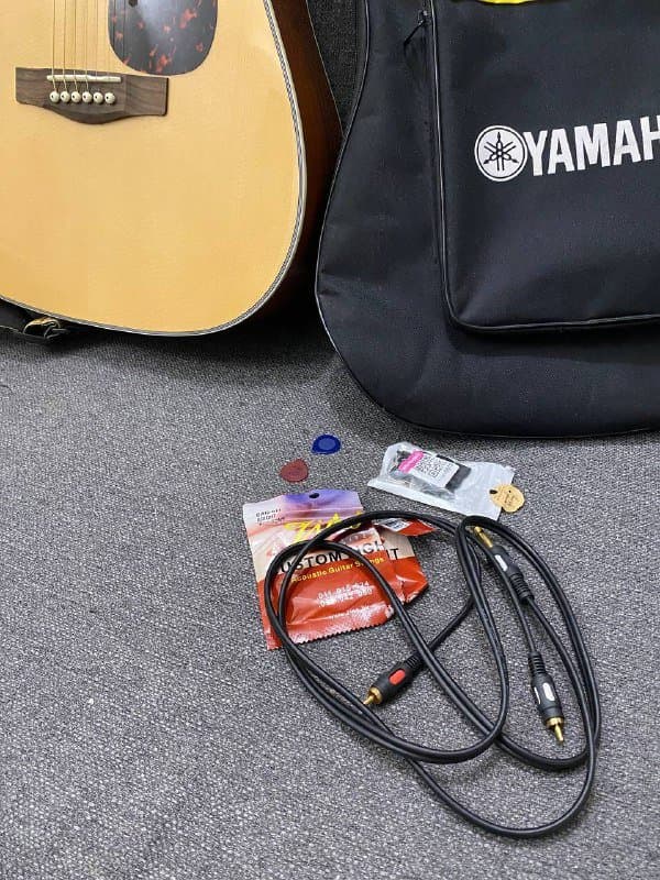 гитара Yamaha FX-370c, чехол, ремень, медиаторы, провода 4