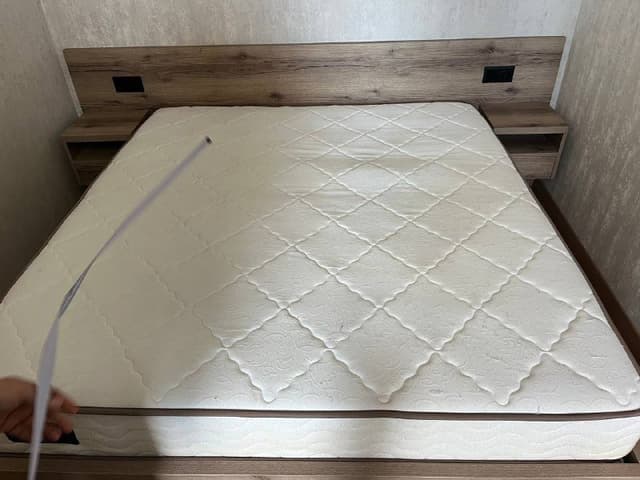 Двуспальная кровать евро 200x180 с матрасом и тумбочками