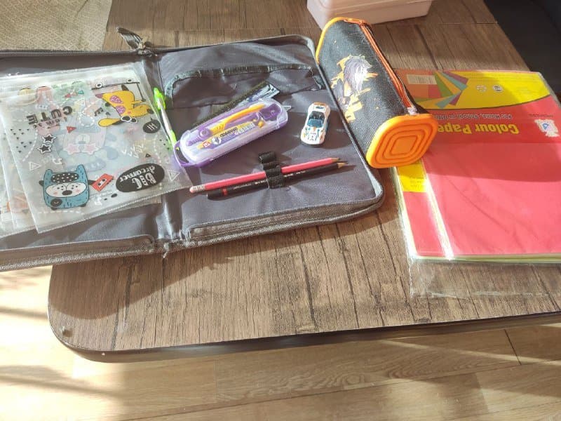 Наборы цветной бумаги, обложки, учебная папка, пенал, циркуль, карандаши 1