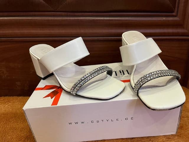 Белые женские туфли с декором, размер 38