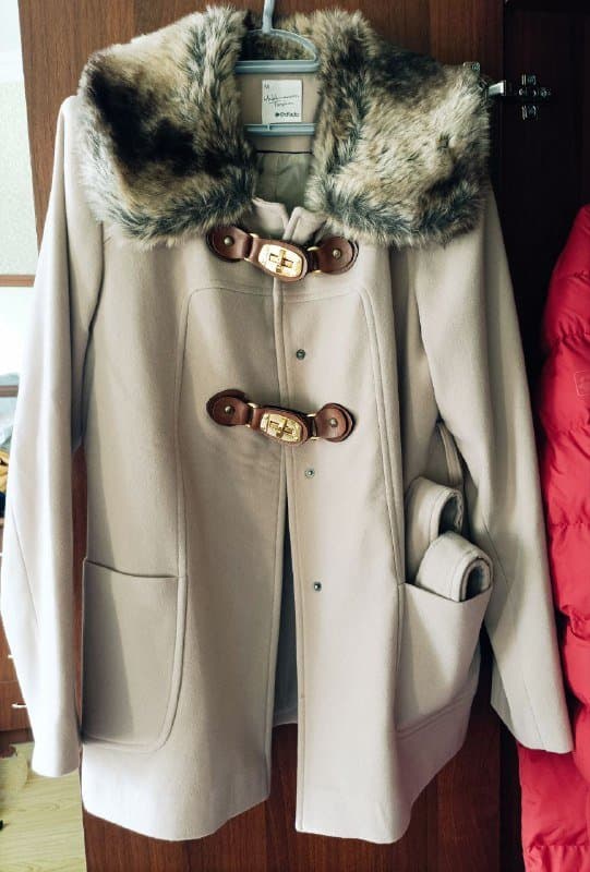 Женское пальто с меховым воротником размер М