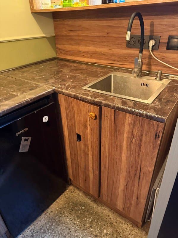 Барная стойка с шкафами, полками и раковиной 5