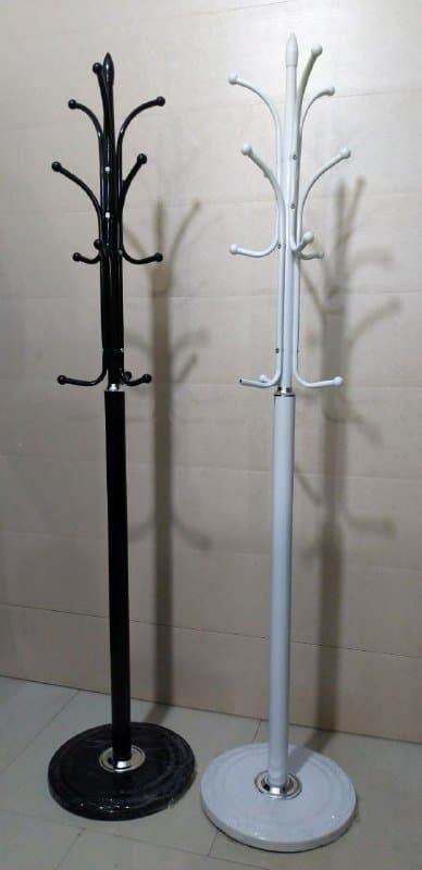 Высокая металлическая вешалка для одежды