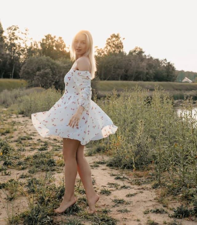 Белое летнее платье в цветочек размер S