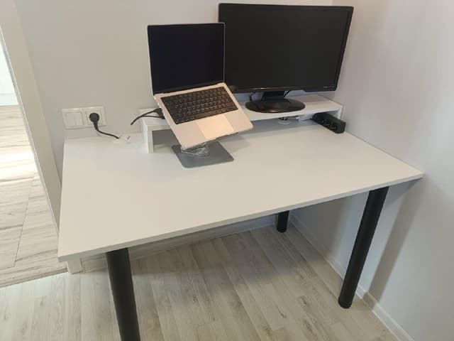 Рабочий стол с полкой-подставкой для монитора