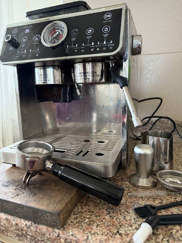 Профессиональная кофемашина с гриндером и аксессуарами 2