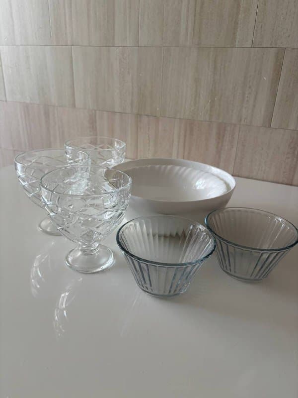 2 глубоких тарелки, мороженницы, пиалы для десертов
