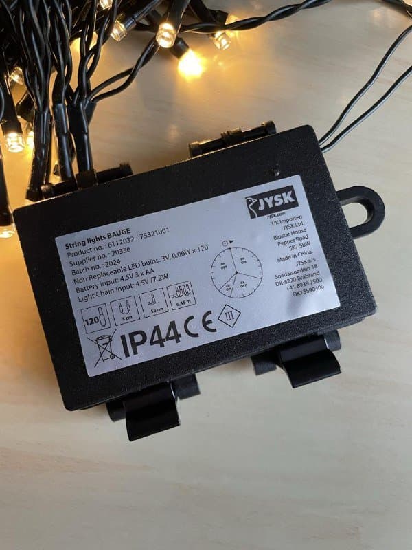 Гирлянда Jysk, бежевая сумка Amomento, тональный крем Glossier 2