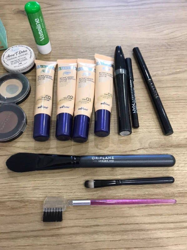 Набор косметики и кисти для макияжа