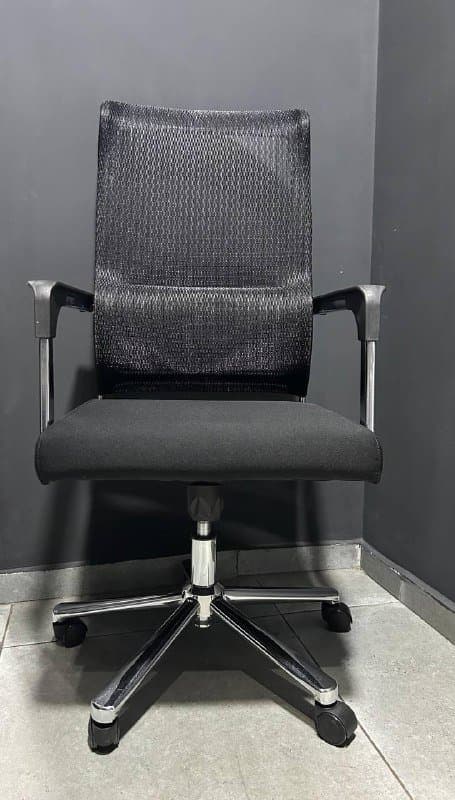 Офисное кресло, рабочий стол 3