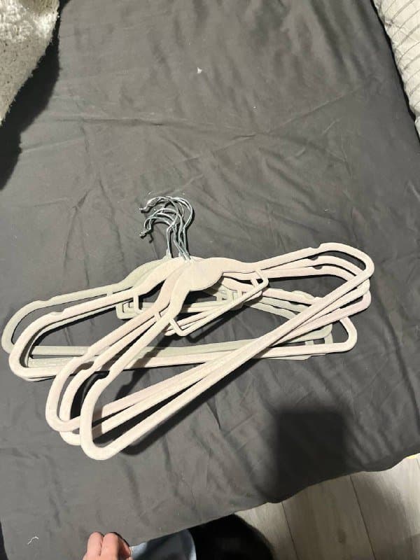 Вешалки Jysk деревянные черные и белые, вешалки Miniso 2